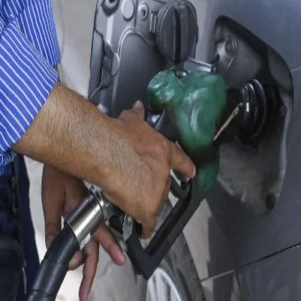 দেশের তিনটি অয়েল মার্কেটিং সংস্থা HPCL, BPCL ও IOC প্রতিদিন সকাল ৬টায় পেট্রোল ও ডিজেলের দাম জারি করে থাকে ৷ নতুন দাম ওয়েবসাইটের পাশাপাশি মোবাইল ফোনে এসএমএস-এর মাধ্যমেও চেক করতে পারবেন ৷