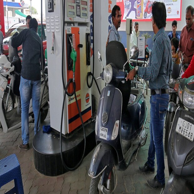 দেশের তিনটি অয়েল মার্কেটিং সংস্থা HPCL, BPCL ও IOC প্রতিদিন সকাল ৬টায় পেট্রোল ও ডিজেলের দাম জারি করে থাকে ৷ নতুন দাম ওয়েবসাইটের পাশাপাশি মোবাইল ফোনে এসএমএস-এর মাধ্যমেও চেক করতে পারবেন ৷