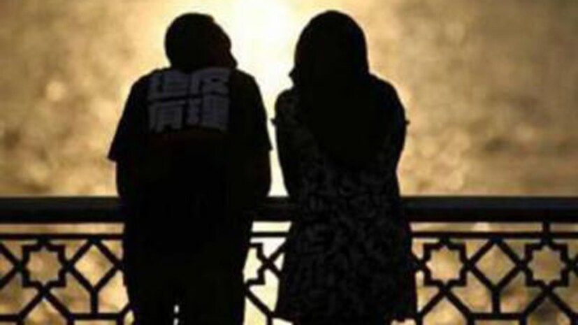 হঠাৎ কোনও কারণ ছাড়াই দেখা করা বা ফোন করা এড়িয়ে যাচ্ছেন সঙ্গী? ব্যস্ততার অজুহাত দিচ্ছেন? এমনকী আপনাদের দীর্ঘ দিন দেখা না হওয়া বা ফোনে কথা না হওয়া নিয়েও তাঁর কোনও অভিযোগ-ও নেই! এরকমটা লাগাতার হতে থাকলেআপনার সতর্ক হওয়ার সময় এসেছে।