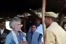 হাত জোড় করে দাঁড়িয়ে থাকা বৃদ্ধকে লাথি! পুলিশকর্মীর কীর্তির ভিডিও ভাইরাল হাত জোড় করে দাঁড়িয়ে থাকা বৃদ্ধকে লাথি! পুলিশকর্মীর কীর্তির ভিডিও ভাইরাল
