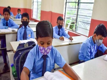 সমস্তরকম করোনাবিধি মেনে ২১ ফেব্রুয়ারি খুলে যাচ্ছে গোয়ার স্কুলগুলি। প্রথম থেকে দ্বাদশ শ্রেণির শিক্ষার্থীদের জন্য নিয়মিত অফলাইন ক্লাস শুরু হবে বলে জানিয়েছে শিক্ষা দফতর। শিক্ষা দফতরের তরফে জারি হয়েছে নির্দেশিকাও।