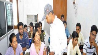 পাঁচ ঘণ্টা ধরে চলে পরীক্ষা, সেই সময়টা এই শিক্ষকরা থানাতে বসে থাকবেন। 
ছবি- প্রতীকী