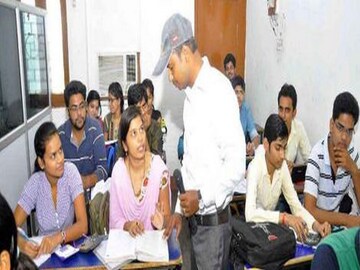 পাঁচ ঘণ্টা ধরে চলে পরীক্ষা, সেই সময়টা এই শিক্ষকরা থানাতে বসে থাকবেন। 
ছবি- প্রতীকী