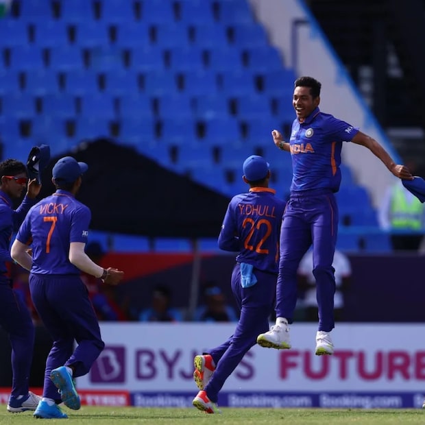 ৯১ রানে সাত উইকেট হারিয়ে ধুঁকছিল ইংল্যান্ড। সেখান থেকে ১৮৯। আর ইংল্যান্ডের এই ঘুরে দাঁড়ানোর লড়াইয়ে মূল যোদ্ধা জেমস রিউ। তিনি করলেন ৯৫। তবে শেষমেশ জেমস রিউও আউট হলেন রবি কুমারের বলে। 
