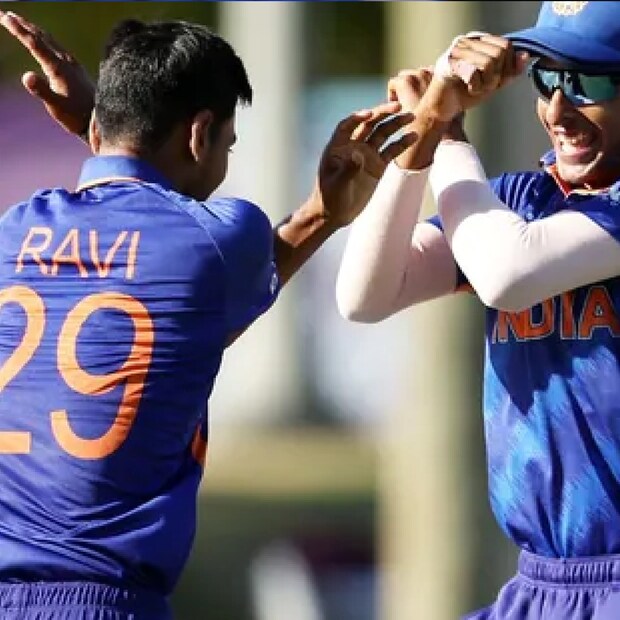 কোয়ার্টার ফাইনালে বাংলাদেশের বিরুদ্ধেও শুরুতেই দুরন্ত স্পেল করেছিলেন রবি কুমার। ভারতীয় সিনিয়র দলে বহুদিন ধরেই ভাল মানের বাঁ-হাতি পেসারের দেখা নেই। অনেকে বলছেন, রবি কুমার সেই অভাব পূরণ করতে পারেন। অনেকে আবার বলছেন, এখনই এমনটা বলা ঠিক হবে না। কারণ অনূর্ধ্ব-১৯-এর অনেক তারকাই শেষমেশ হারিয়ে যান। 