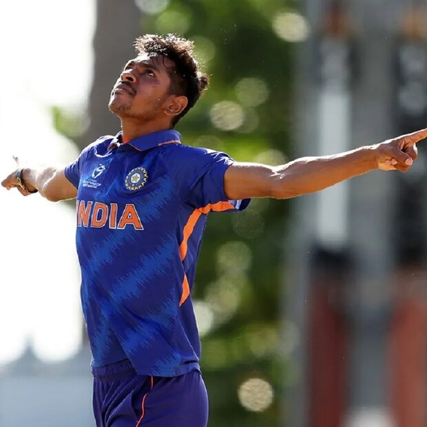 চলতি অনূর্ধ্ব ১৯ বিশ্বকাপে রবি কুমারের ইকোনমি রেট দেখলেই বোঝা যাবে, কী অসাধারণ পারফরম্যান্স করেছেন তিনি! একের পর এক ম্যাচে দুর্দান্ত বোলিং করেছেন। শুরুতে উইকেট তুলেছেন, রান দিয়েছেন কম। তাঁর অফ কাটার খেলতে হিমশিম খেয়েছেন বিপক্ষ দলের ব্যাটাররা। পরিসংখ্যান বলছে, চলতি বিশ্বকাপে সাড়ে চার ইকোনমি রেট ছিল রবি কুমারের। টুর্নামেন্টে তিনিই সেরা বোলিং করেছেন, এটা বলাই যায়। 