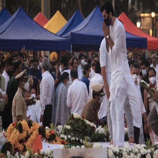 রণবীর কাপুর পৌঁছেছিলেন লতা মঙ্গেশকরকে শেষশ্রদ্ধা জানাতে। 