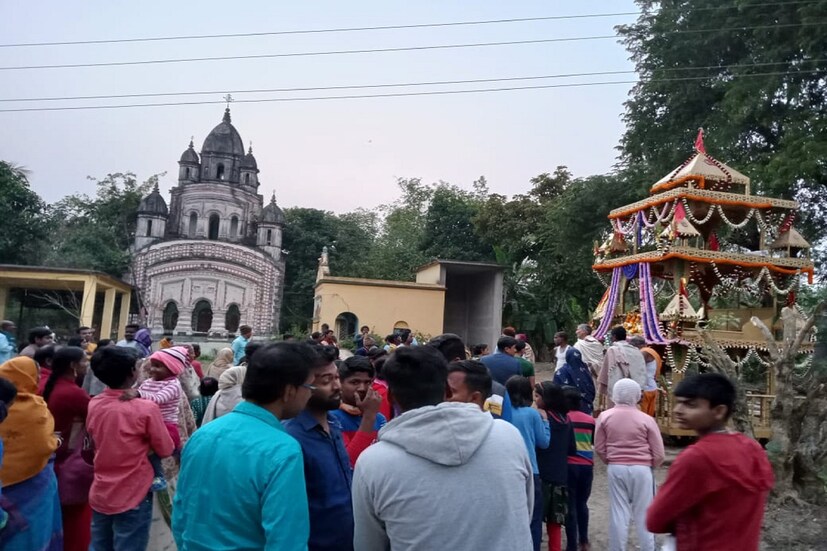 #কাঁথি: আষাঢ় নয়, মাঘ মাসের রথ। করোনার কারণে যে রথ টানা দু-বছর বন্ধই রেখেছিলেন এলাকার মানুষ (West Bengal News)। কিন্তু এবার অবস্থার সামান্য উন্নতি হওয়ায় প্রায় তিনশো বছরের প্রাচীন এবং ঐতিহ্যবাহী জমিদার আমলের রঘুনাথজীউ মন্দিরের মাঘী পূর্ণিমার রথযাত্রা উৎসবে আনন্দে মাতোয়ারা হলেন পূর্ব মেদিনীপুরের মানুষজন।  (তথ্য় ও ছবি: সুজিত ভৌমিক)