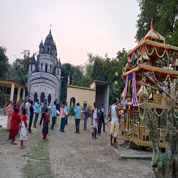 মাঘী পূর্ণিমার বিশেষ দিনে রথ টানলেন স্থানীয় বাসিন্দারা। সঙ্গে রথ পুজো-পাঠেও অংশ নেন তাঁরা।  কথিত আছে, কয়েকশো বছর আগে নস্করদিঘী গ্রামের এক ব্রাহ্মণ পরিবারের কোন একজন বংশধর উপনয়ন হওয়ার সময়ই গৃহত্যাগ করে সন্ন্যাসী হয়ে বৃন্দাবন চলে গিয়েছিলেন। বহু বছর পরে সেই তিনিই ফিরে এসেছিলেন রঘুনাথজীউর শালগ্রাম শিলা গলায় ঝুলিয়ে। তারপরই রঘুনাথজীউ মন্দির প্রতিষ্ঠা হয়। (তথ্য় ও ছবি: সুজিত ভৌমিক)