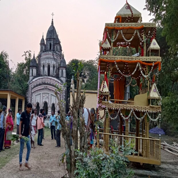 যদিও গ্রামের এই সু-উচ্চ মন্দির সম্পর্কে আজও সকলের কাছে অনেক কিছুই অজানা। জানা যায়, জমিদার আমলেই রঘুনাথজীউ মন্দির নির্মাণের সময় টেরাকোটা মন্দিরের বেশ কিছু কাজ হয়েছিল। যা আজ প্রায় ক্ষয়ের চেহারা নিয়েছে।  তবে মন্দিরটি ১৩ চূড়া বিশিষ্ট তৈরি হলেও একসময় সংস্কারের পর চূড়া কমিয়ে ৯টি চূড়া যুক্ত নবরত্ন মন্দির নামে প্রতিষ্ঠা হয়। যা গ্রামের কাছে রঘুনাথজীউর মন্দির হিসেবে পরিচিত। তবে এই মন্দিরের প্রকৃত প্রতিষ্ঠাকাল সম্পর্কে সংশয় থেকেই গেছে। প্রাচীন ইতিহাস বলছে, নস্করদিঘী গ্রামে কোন ব্রাহ্মণ বসতি বা এই মন্দির ছিল না। একসময় বারুই সম্প্রদায় এখানে বসবাস করত। তবে রঘুনাথ মন্দিরের প্রতিষ্ঠাতা কে তা আজও অজানা।  (তথ্য় ও ছবি: সুজিত ভৌমিক)