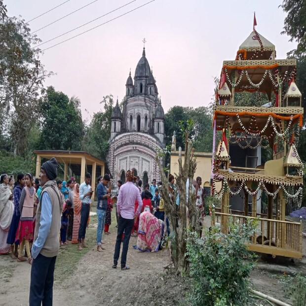 রঘুনাথ মন্দিরের পুরোহিত শিবরাম পন্ডা বলেন, ঐতিহ্যবাহী জমিদার আমলের রঘুনাথজীউর রথ মাঘী পূর্ণীমায় টানা হয় এবং রঘুনাথের নিজস্ব জমি জায়গা রয়েছে, সেখানেই রথ রায়, সাতদিন থেকে আবার মন্দিরে ফেরত আসে।  (তথ্য় ও ছবি: সুজিত ভৌমিক)