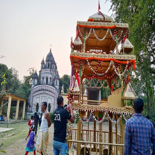 স্থানীয় প্রাক্তন শিক্ষক মানস কুমার পতি বলেন, মাঘী পূর্ণীমায় রথ টানা হয়। সেই রথের টানেই নস্করদিঘী গ্রামের মানুষজন উপস্থিত হন মন্দির প্রাঙ্গনে। সমস্ত সম্প্রদায়ের মানুষ একত্রিত হন এই মন্দির প্রাঙ্গনে। জমিদার আমলেই রঘুনাথজীউ মন্দির প্রতিস্থাপিত হয়। প্রতিদিন অন্নভোগ হয় রঘুনাথের জন্য।  মন্দিরের শালগ্রাম শিলাই এখানে আসল আসল দেবতা হিসেবে পূজিত হয়ে আসছেন।  (তথ্য় ও ছবি: সুজিত ভৌমিক)