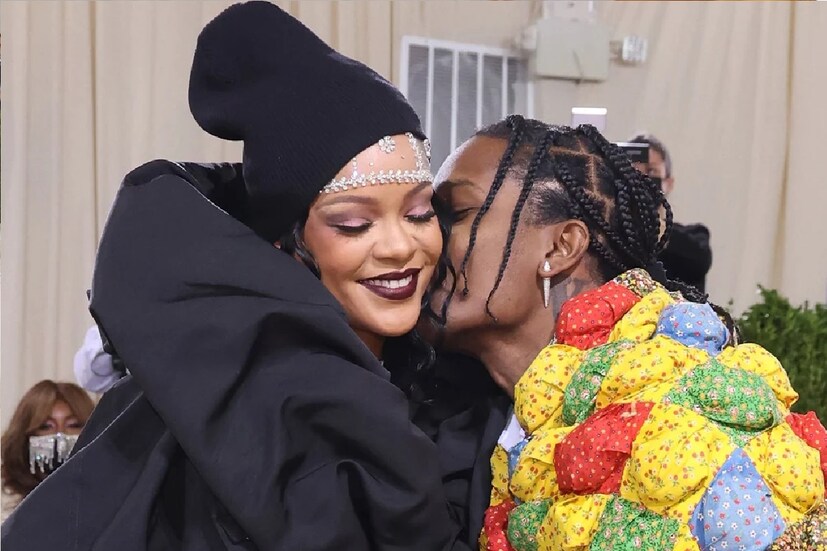 *উল্লেখ্য, রিহানা (Rihanna) এবং র‍্যাপার রকির (A$AP Rocky) সম্পর্কের সূত্রপাত ২০২০ সালে। তখন থেকেই একসঙ্গে রয়েছেন তাঁরা। রিহানা বাবার সঙ্গেও পরিচয় করেছিলেন ২০০ সালেই। এক সাক্ষাৎকারে রকি জানিয়েছেন, 'রিহানা তাঁর জীবনের ভালবাসা'। সংগৃহীত ছবি।