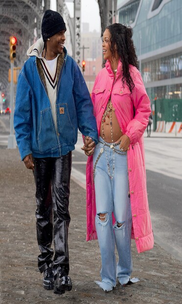 *সম্প্রতি প্রেমিক রকির (A$AP Rocky) সঙ্গে নিউইয়র্কের হারলেমে ডে-আউটে গিয়েছিলেন রিহানা (Rihanna)। তখনই সেলিব্রিটি দম্পতির কিছু ছবি ক্যামেরাবন্দি করেন পাপারাৎজিরা। সেই সব ছবিতে স্পষ্ট রিহানার বেবি বাম্প। ছবিগুলি সোশ্যাল মিডিয়ায় এখন ভাইরাল। সংগৃহীত ছবি।      