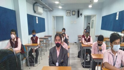 রাজ্যে খুলল স্কুল : ফের ক্লাসরুমে পড়ুয়ারা রাজ্যে খুলল স্কুল : ফের ক্লাসরুমে পড়ুয়ারা