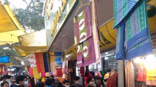 গড়িয়াহাট বাজারে স্কুল ড্রেস কেনার ভিড়