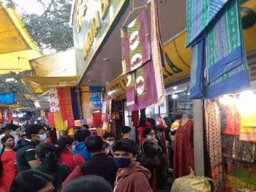 গড়িয়াহাট বাজারে স্কুল ড্রেস কেনার ভিড়
