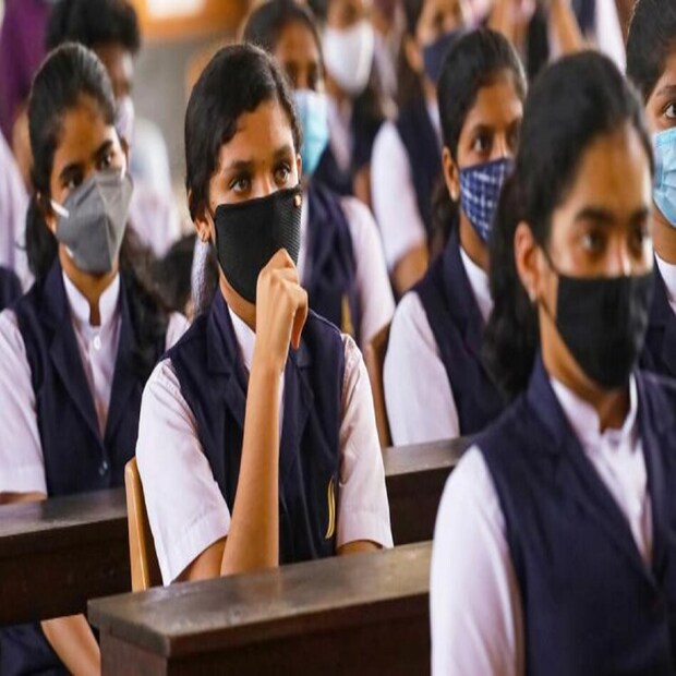 সরকার সূত্রে জানা গিয়েথে, প্রত্যেক ছাত্রছাত্রীকে দু’টি করে পোশাক দেওয়া হবে। আপাতত, গ্রাম ও শহরতলির স্কুলগুলিতে পড়ুয়াদের পোশাকের মাপ ও সংশ্লিষ্ট তথ্য নেওয়া হচ্ছে। নবান্ন সূত্রে খবর, এখনও পর্যন্ত প্রায় এক কোটি ছাত্রছাত্রী স্কুলের ড্রেসের জন্য নাম লিখিয়েছে। 