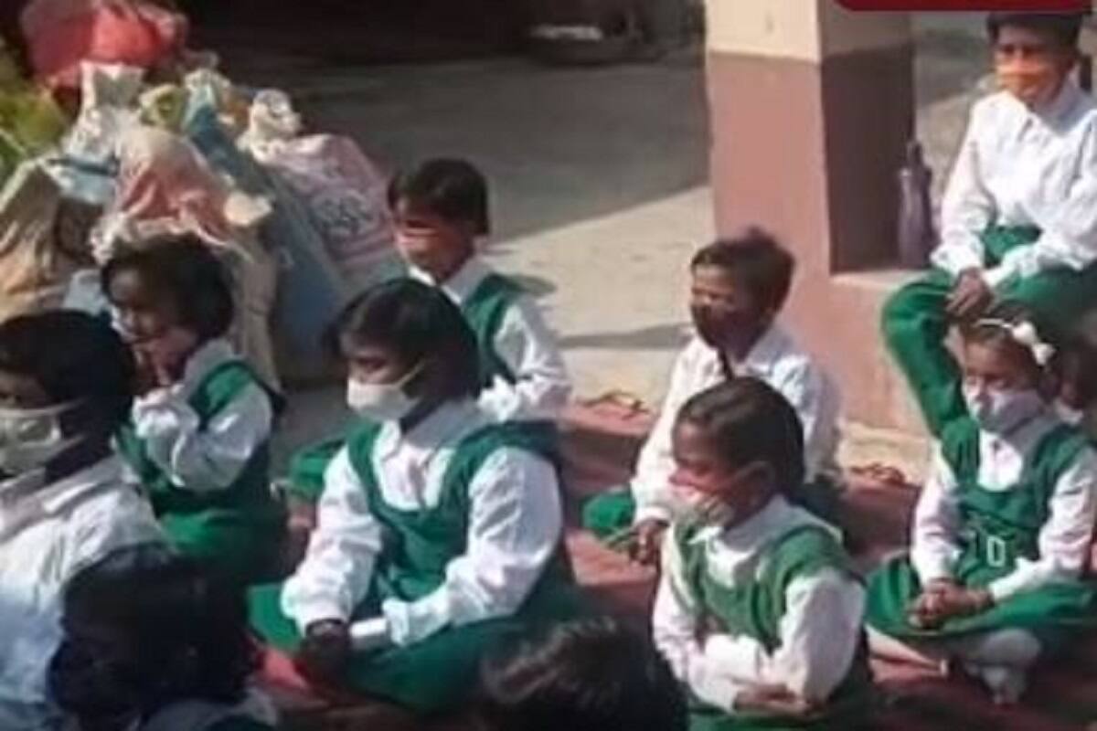 ক্লাস হচ্ছে খোলা জায়গায়, প্রত্যেক পড়ুয়ার মুখে মাস্ক৷