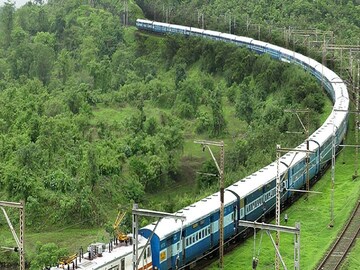 আজ দিনভর ৪০০ ট্রেন বাতিল। প্রতীকী ছবি। 