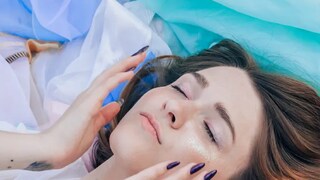 যতটা সম্ভব হালকা মেকাপ করুন। গরমে বিশেষ করে দিনের বেলায় ভারা মেকাপ না করাই ভাল।