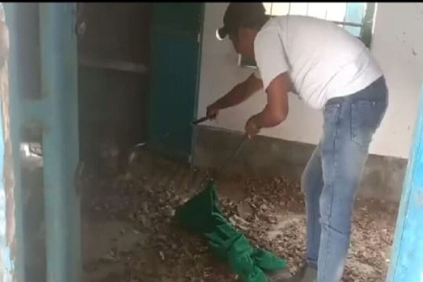 করোনা অনেকটাই নিয়ন্ত্রণে। তাই বুধবার থেকে রাজ্যে খুলে গিয়েছে সমস্ত প্রাইমারি ও আপার প্রাইমারি স্কুল। খুদে পড়ুয়াদের মধ্যে যেমন খুশির হাওয়া, তেমনই খুশি শিক্ষক-শিক্ষিকা সহ বিভিন্ন মহল। কিন্তু জলপাইগুড়ির একটি স্কুলে এদিন বন্ধ ক্লাসরুম খুলতেই বিপত্তি! ফণা উঁচিয়ে তেড়ে এল মস্ত বড়ো গোখরো সাপ! আর গোখরোটিকে দেখেই ছাত্রছাত্রীরা দে ছুট অবস্থা।