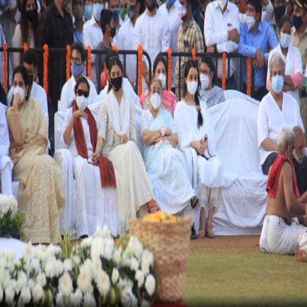 মঙ্গেশকর পরিবারের অন্যদের সঙ্গে শোকস্তব্ধ অভিনেত্রী শ্রদ্ধা কাপুর। তিনি লতা মঙ্গেশকরের আত্মীয় হন। এছাড়াও লতার বাড়িতে গিয়েছিলেন অমিতাভ বচ্চন, উর্মিলা মাতন্ডকর, সঞ্জয় লীলা বনশালীরা। 