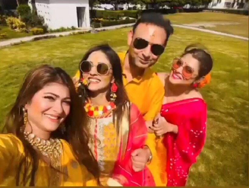*গায়ে হলুদের সময়ে ফুলের সাজে সেজেছিলেন অভিনেত্রী। তাঁর পাশে দেখা গিয়েছে টেলি অভিনেত্রী গীতশ্রী এবং রুকমা রায়কেও। তাঁরাও কনের সঙ্গে রঙ মিলিয়ে হলুদ পোশাকে সেজেছিলেন। ছবি:ইনস্টাগ্রাম। 