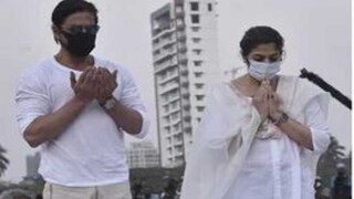 গৌরী খান নাকি অন্য কেউ? লতা মঙ্গেশকরের শেষকৃত্যে শাহরুখের পাশে কে এই মহিলা 