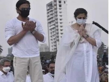 গৌরী খান নাকি অন্য কেউ? লতা মঙ্গেশকরের শেষকৃত্যে শাহরুখের পাশে কে এই মহিলা 
