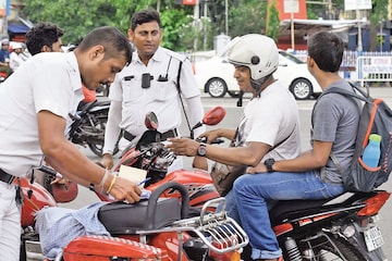 হেলমেট ছাড়া কলকাতায় বাইক চালানোর দিন শেষ! সাবধান, বেনজির 'শাস্তি' হবে এবার হেলমেট ছাড়া কলকাতায় বাইক চালানোর দিন শেষ! সাবধান, বেনজির 'শাস্তি' হবে এবার