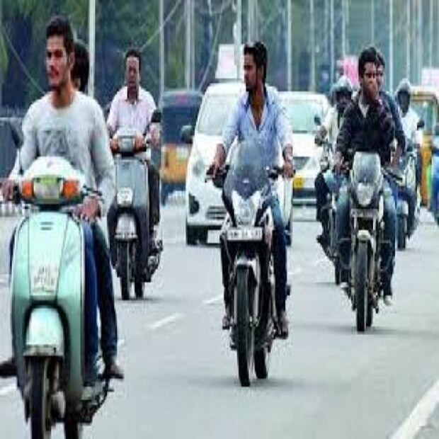 পুলিশ সূত্রে খবর, এতদিন ধরে কলকাতা শহরে মদ্যপ অবস্থায় ও বেপরোয়াভাবে কেউ বাইক চালালেই বাইক চালকের লাইসেন্স সাসপেন্ড করা হত। কিন্তু এবার বদল আসছে নিয়মে। আরও কড়া হচ্ছে নিয়ম। এবার বিনা হেলমেটে বাইক চালালেও সংশ্লিষ্ট বাইক চালকের লাইসেন্স অন্তত তিন মাসের জন্য সাসপেন্ড করা হবে।  (ফাইল ছবি)