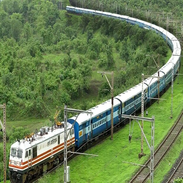 ১) IRCTC-র অফিসিয়াল ওয়েবসাইট www.irctc.co.in-তে যান। IRCTC অ্যাপও খুলতে পারেন। ২) ভেরিফিকেশন উইন্ডোতে যেতে হবে। ৩) নিজের নথিভুক্ত মোবাইল নম্বর এবং ইমেল আইডি লিখতে হবে।