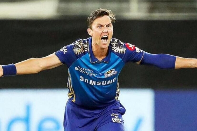 ট্রেন্ট বোল্টকে (Trent Boult) নিয়ে ঝাঁপায় আরসিবি৷ রাজস্থান রয়্যালেসর সঙ্গে হাড্ডাহাড্ডি লড়াই৷ এরপর নিজের পুরনো প্লেয়ারকে নিতে ঝাঁপায় মুম্বই ইন্ডিয়ান্স৷ রাজস্থান রয়্যালসের ঘরে গেলেন ৮ কোটিতে৷ 