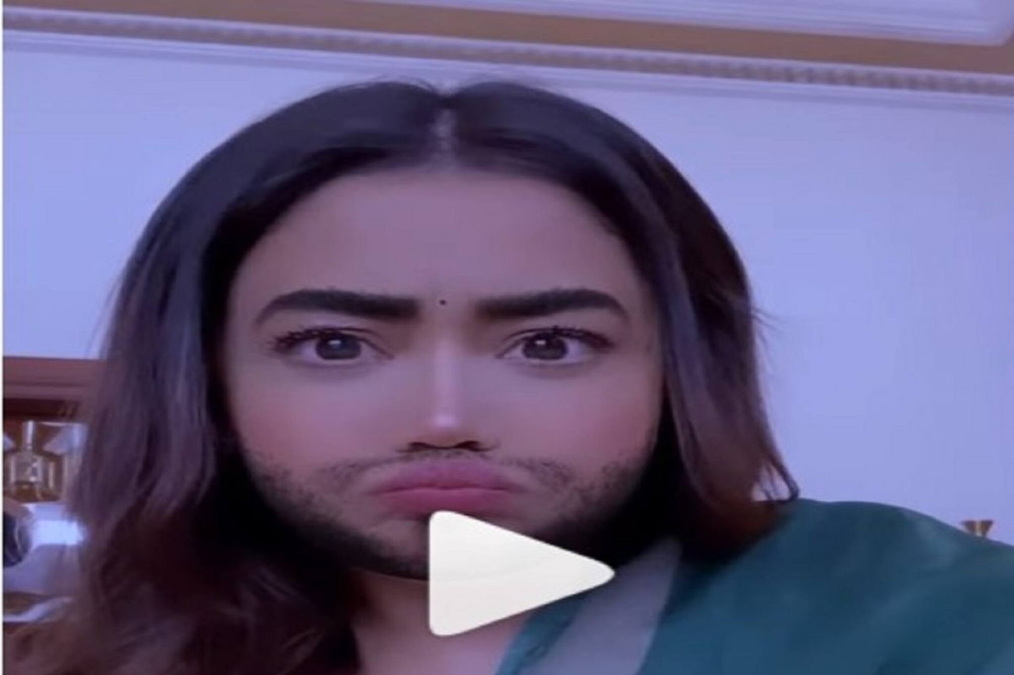 ফুচকা খেয়ে দাড়ি-গোঁফ গজালো নেহা কক্করের মুখে ! ভিডিও শেয়ার করে দোষারোপ গায়িকার..