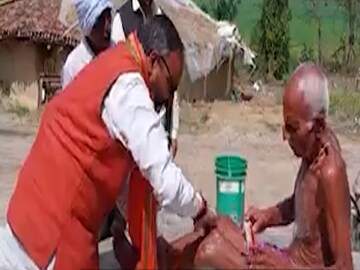 বৃদ্ধের পায়ে তেল মালিশ বিজেপি প্রার্থীর। 