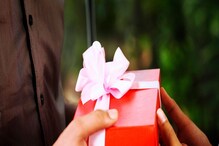 Valentine's Day Gift Idea: ফুল-চকলেট-ঘড়ি... আর কত? প্রেম দিবসে প্রিয়জনকে দিন অন্যরকম এই ৬ উপহার, দেখুন ম্যাজিক! Valentine's Day Gift Idea: ফুল-চকলেট-ঘড়ি... আর কত? প্রেম দিবসে প্রিয়জনকে দিন অন্যরকম এই ৬ উপহার, দেখুন ম্যাজিক!