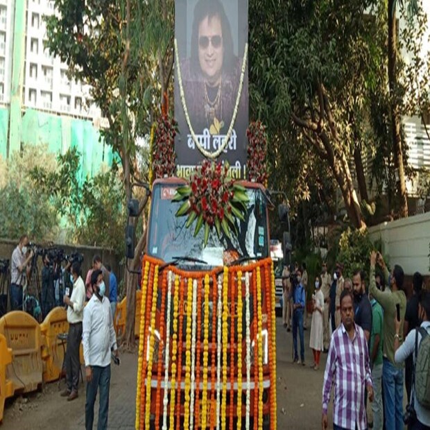 মঙ্গলবার মধ্যরাতে মুম্বইয়ের জুহুর একটি বেসরকারি হাসপাতালে মৃত্যু হয় তাঁর। মৃত্যুকালে বয়স হয়েছিল ৬৯ বছর। গত বছর এপ্রিল মাসে করোনায় আক্রান্ত হয়েছিলেন বাপ্পি লাহিড়ি। ভর্তি হয়েছিলেন মুম্বইয়ের ব্রিচ ক্যান্ডি হাসপাতালে। কিছুদিন পর সুস্থ হয়ে বাড়িও ফেরেন। মঙ্গলবার মধ্যরাতে ‘অবস্ট্রাকটিভ স্লিপ অ্যাপনিয়া (ওএসএ)’-তে আক্রান্ত হয়ে মুম্বইয়ের ক্রিটিকেয়ার হাসপাতালে শেষ নিশ্বাস ত্যাগ করেন তিনি।