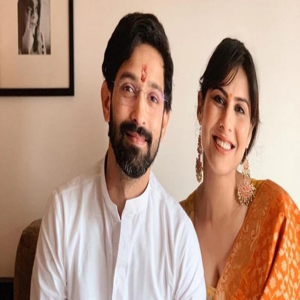ওয়েব সিরিজ 'ব্রোকেন বাট বিউটিফুল'-এ প্রথমবার একসঙ্গে দেখা গিয়েছিল বিক্রান্ত মেসি এবং শীতল ঠাকুরকে। জানা যায়, ২০১৯ সালে ঘনিষ্ঠ বন্ধু ও আত্মীয়দের উপস্থিতিতে তাঁরা রোকা অনুষ্ঠান পর্ব সেরে ফেলেন। তাঁদের বিয়ের পরিকল্পনা আগেই ছিল। কিন্তু করোনা পরিস্থিতির কারণে বিয়ে পিছিয়ে দেন। 'হাসিনা দিলরুবা' তারকা বিক্রান্ত এই প্রজন্মের তরুণ তুর্কিদের মধ্যে অন্যতম সেরা অভিনেতা! শীতল ডিজিটাল দুনিয়ায় জনপ্রিয় নাম। তাঁর জনপ্রিয় শোগুলির মধ্যে রয়েছে 'আপস্টারটস', 'ব্রিজ মোহন অমর রহে', 'চপ্পড় ফাড় কে'।