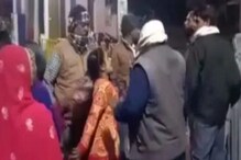 জামাইবাবুকে রাস্তায় চপ্পল খুলে বেধড়ক মারধর শ্যালিকার! ভাইরাল হল ভিডিও, কারণ কী? জামাইবাবুকে রাস্তায় চপ্পল খুলে বেধড়ক মারধর শ্যালিকার! ভাইরাল হল ভিডিও, কারণ কী?