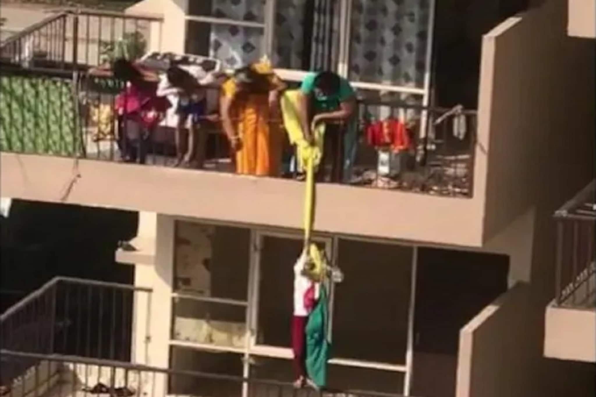 শাড়ি আনতে ১০তলা বারান্দা থেকে ছোট্ট ছেলেকে ঝুলিয়ে দিলেন মা! তোলপাড় নেটদুনিয়া...