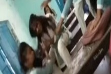 ক্লাসের মধ্যে এ কী কাণ্ড করছে দুই ছাত্রী! হাওড়ার স্কুলের ভিডিও ভাইরাল ক্লাসের মধ্যে এ কী কাণ্ড করছে দুই ছাত্রী! হাওড়ার স্কুলের ভিডিও ভাইরাল