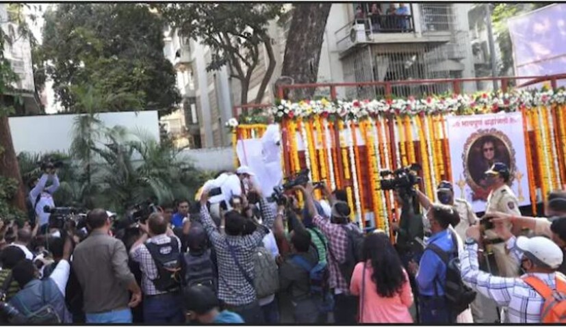 প্রিয় শিল্পীকে শেষবারের মতো দেখতে উপচে পড়ছে ফ্যানেদের ভিড, রয়েছে কড়া পুলিশি নিরাপত্তা।