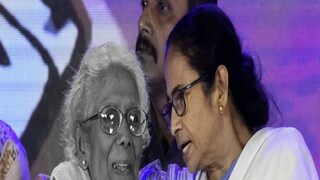Mamata Bandyopadhyay mourns the death of Sandhya Mukhopadhyay Mamata Bandyopadhyay mourns the death of Sandhya Mukhopadhyay