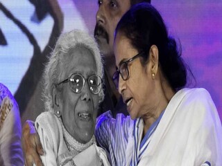Mamata Bandyopadhyay mourns the death of  Sandhya Mukhopadhyay