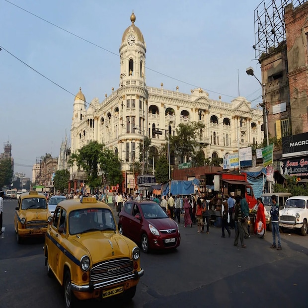 কলকাতার পাশাপাশি হাওড়ায় (Howrah District) আজ সর্বনিম্ন তাপমাত্রা (Minimum Temperature) গতকালের মতোই  ১৪ ডিগ্রি সেলসিয়াস। তবে সর্বোচ্চ তাপমাত্রা ২ ডিগ্রি বেড়ে হয়েছে ২৬ ডিগ্রি সেলসিয়াস। উত্তর-পশ্চিম দিক থেকে বাতাসের গতিবেগ গড়ে প্রতি ঘণ্টায় ৫ কিলোমিটার।