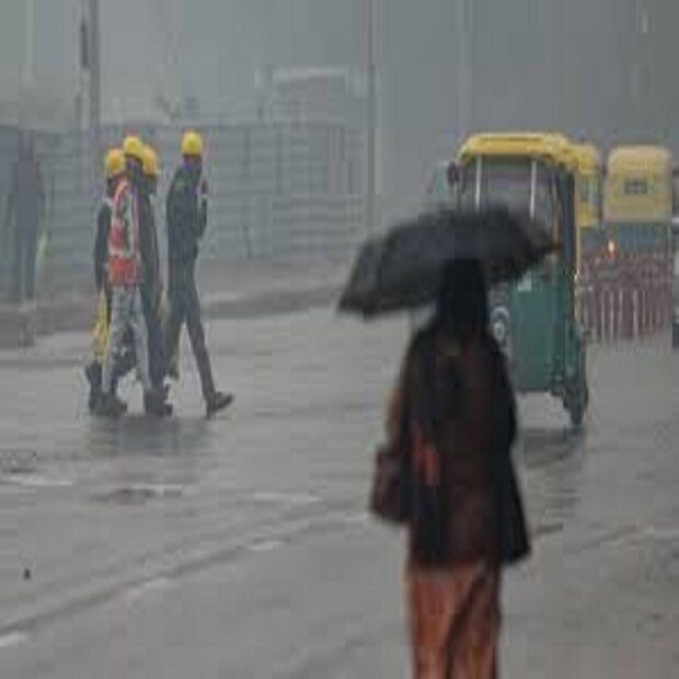 বৃহস্পতিবার আরও বেড়েছে কলকাতার তাপমাত্রা ৷ সকালে শহরের সর্বনিম্ন তাপমাত্রা ছিল ১৮.২ ডিগ্রি সেলসিয়াস। স্বাভাবিকের থেকে যা ১ ডিগ্রি বেশি। সকালের দিকে সামান্য কুয়াশা, পরে মেঘলা আকাশ। 