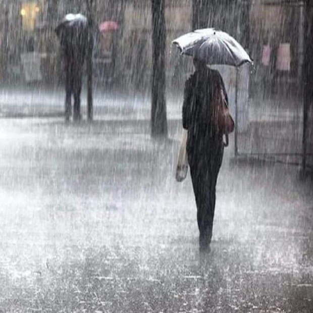 বৃষ্টি হলেও নতুন করে তাপমাত্রা কমার সম্ভাবনা নেই। মেঘলা আকাশ ও বৃষ্টির কারণে দিনের তাপমাত্রা কিছুটা কম থাকতে পারে। তবে রাতের তাপমাত্রা আরো বাড়তে পারে বলে অনুমান আবহাওয়াবিদদের। মেঘলা আকাশ ও বৃষ্টির ফলে দিনের তাপমাত্রা কোথাও কোথাও কমতে পারে। নতুন করে জোড়া পশ্চিমী ঝঞ্ঝা আসছে ২৫ ও ২৮ ফেব্রুয়ারি, শুক্রবার ও সোমবার। যে ঝঞ্ঝা উত্তর-পশ্চিম ভারতের রয়েছে সেটি ক্রমশ এগিয়ে পূর্বদিকে সরবে শুক্রবার। বাংলাদেশে তৈরি হয়েছে একটি ঘূর্ণাবর্ত। রয়েছে পাঞ্জাব ও রাজস্থান এর উপর আরও একটি ঘূর্ণাবর্ত।