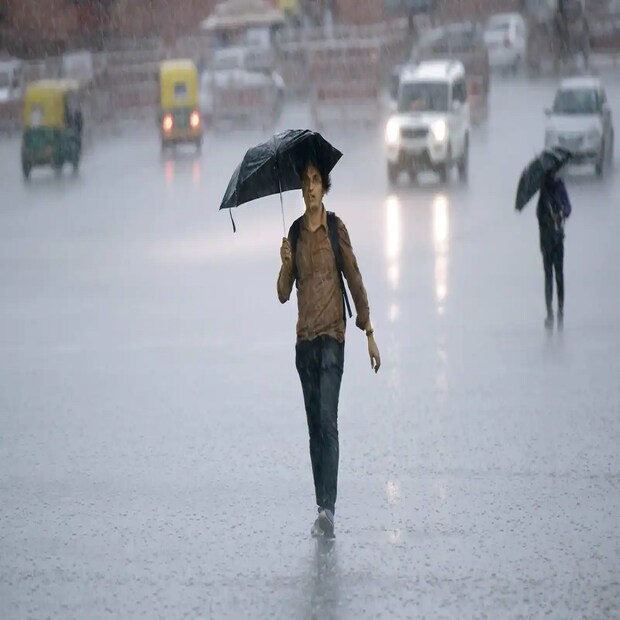 আবহাওয়া দপ্তরের দেওয়া পূর্বাভাস অনুযায়ী, মঙ্গলবার সকালের মধ্যে বজ্র-বিদ্যুৎ সহ হালকা বৃষ্টি হতে পারে দার্জিলিং এবং কালিম্পং জেলায়। বাকি জেলাগুলিতে শুকনোই থাকবে আবহাওয়া। মঙ্গলবার রাতের মধ্যে কোথাও আবহাওয়া পরিবর্তনের সম্ভাবনা নেই। খানিকটা হলেও বদলাবে দিনের তাপমাত্রা। বৃষ্টির জেরে ওই দুই জেলায় তাপমাত্রা কিছুটা কমলেও বাকি জেলাগুলিতে খানিক চড়বে পারদ তাপমাত্রা বাড়তে পারে ১-২° সেলসিয়াস। রবিবার দার্জিলিং এর সর্বোচ্চ তাপমাত্রা ছিল ১৭.৪° সেলসিয়াস।