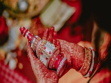 আর মনের মতো সঙ্গী পেলে মানসিক চাপ কম হবে। জীবন আরো ছন্দময় হবে। নিশ্চিত ও সুখময় জীবন হলে সেক্ষেত্রে বিয়ে বেশি দিন টিকবে। আর সংসার সুখের হলে আয়ুও বেশি হওয়ার সম্ভাবনা থাকে। তাই পুরুষদের ক্ষেত্রে উপরোক্ত বয়সেই বিয়ের পরামর্শ দিচ্ছে এই সমীক্ষা থেকে প্রাপ্ত তথ্য। প্রতীকী ছবি। 